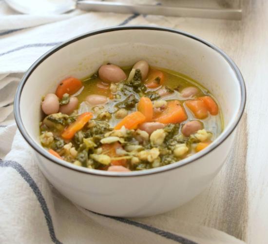 minestra di spinaci carote fagioli e cereali