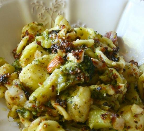 Orecchiette con broccoli e trito di pomodori secchi 