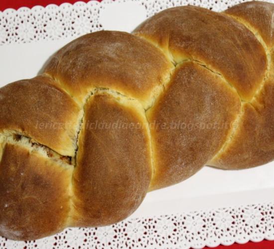 Pan brioche con lievito madre, confettura di prugne e cocco
