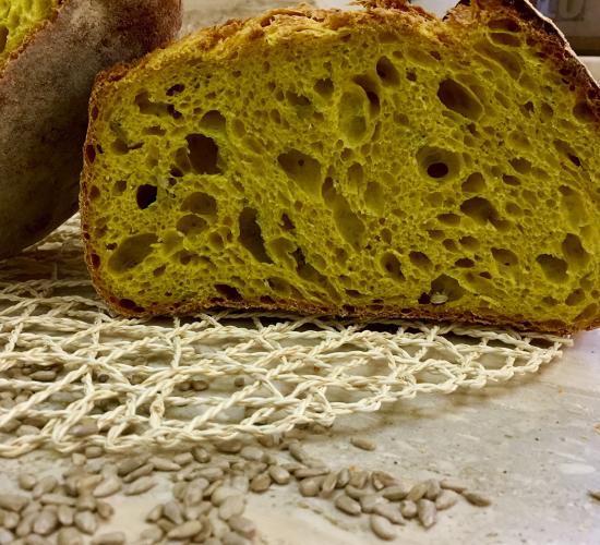 Pane con Curcuma, semini e prefermento
