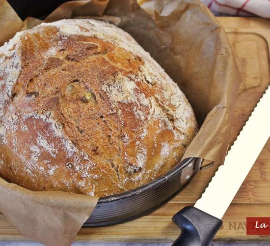 Pane fatto in casa con olive, noci e pomodori secchi
