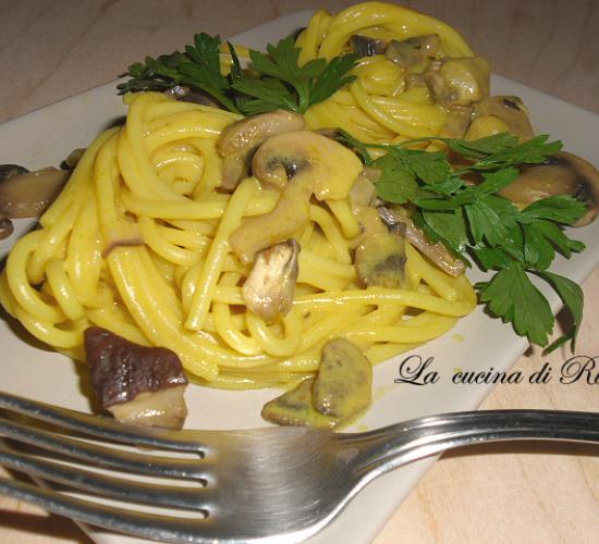 Pasta con funghi e zafferano /pasta with mushrooms and saffron