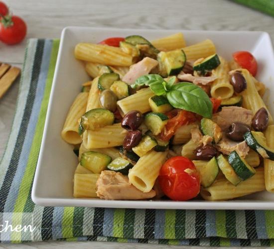 Pasta con zucchine, tonno  e olive taggiasche