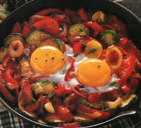 Peperoni in padella con uova zucchine e pomodori