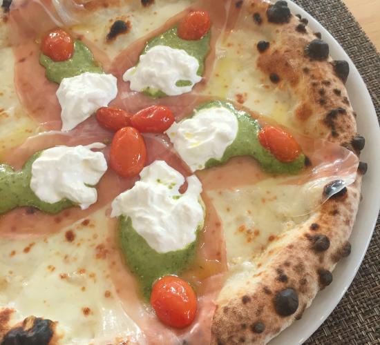 Pizza con crudo di Modena, pesto, burrata e pomodorini confit