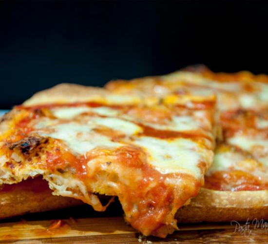 pizza in teglia classica, famosa come “la zozza campana”