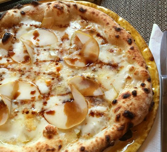 Pizza pere, Gorgonzola e Parmigiano