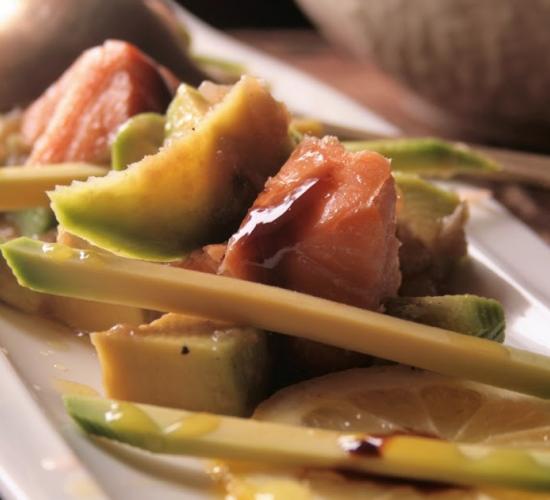 salmone e avocado in salsa di cipolle di tropea