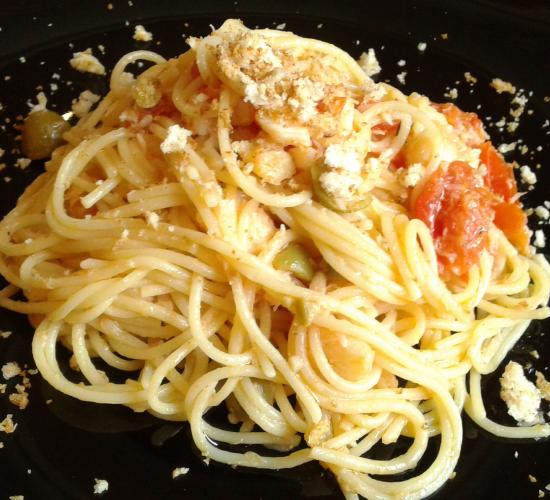 Spaghetti con baccalà, pomodorini e olive
