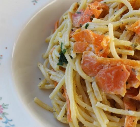 spaghetti con carote e formaggio alle erbe