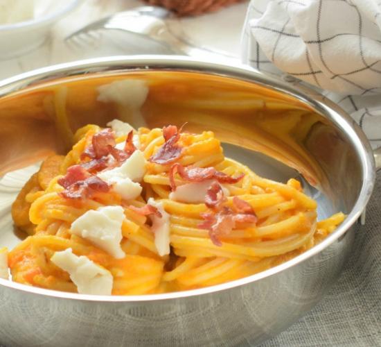 Spaghetti con mousse di carote,stracchino di capra e bacon