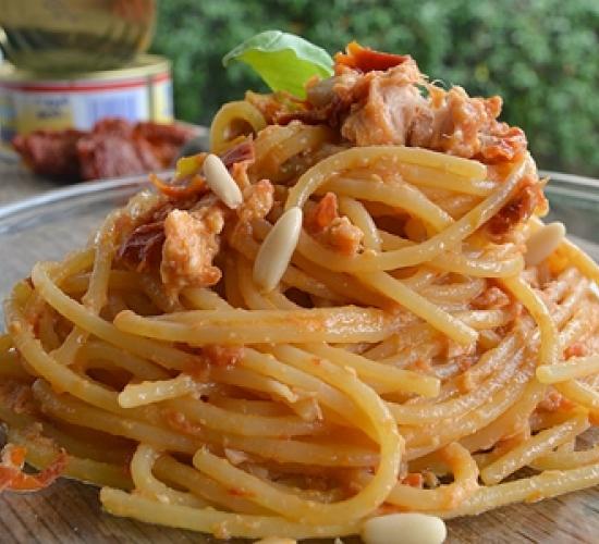 spaghetti con pesto di pomodori secchi e tonno