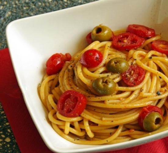 spaghetti con pomodorini acciughe e olive