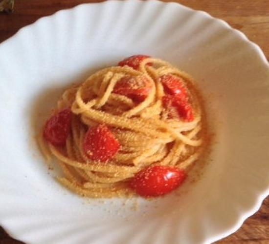spaghetti con pomodorini e pangrattato tostato