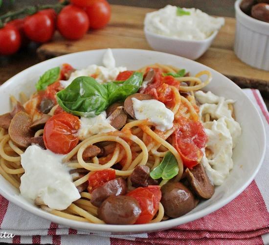 Spaghetti con pomodorini, olive e stracciatella
