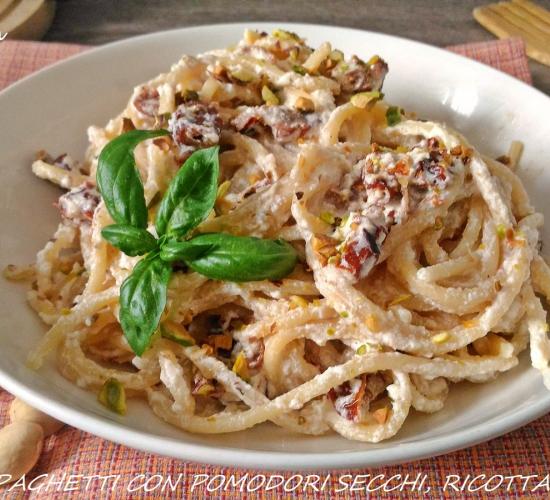 spaghetti con ricotta, pomodori secchi e pistacchi