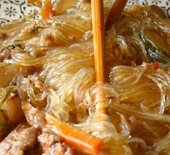 Spaghetti di soia con ragu di verdure e carne piccanti