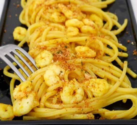 spaghetti gamberi e curcuma