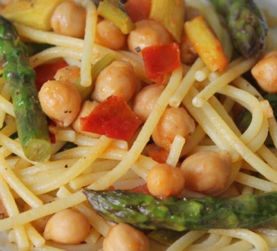 Spaghetti senza glutine con asparagi, ceci e pomodori