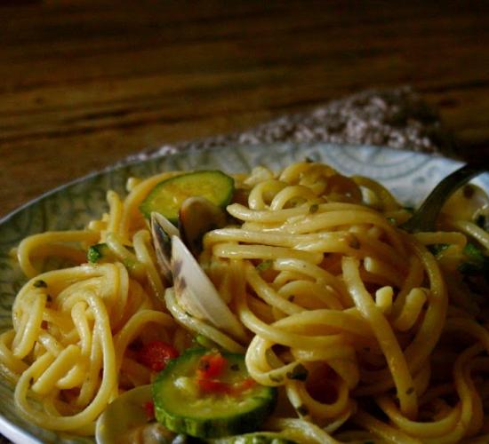 Spaghetti vongole veraci , lupini di mare  e zucchine 