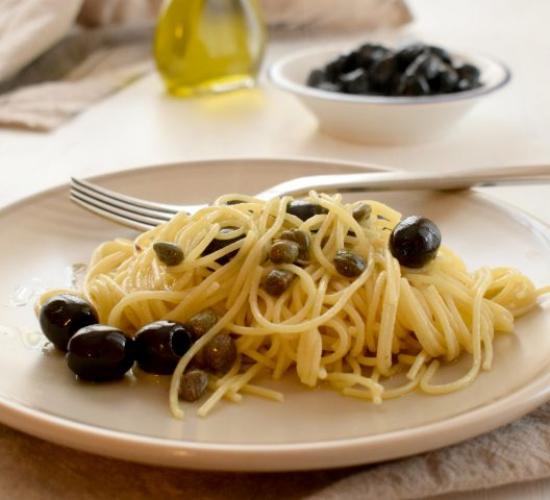 spaghettini alle olive nere acciughe e capperi