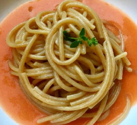 Spaghettoni con colatura di alici e pomodori