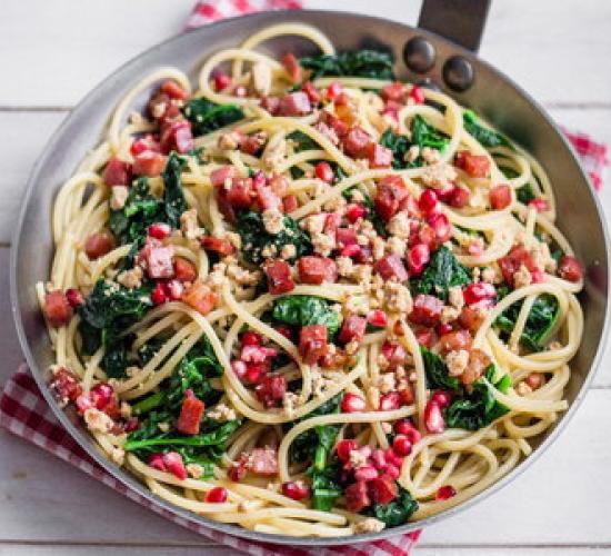 spaghettoni crumble di noci spinaci speck e melograno