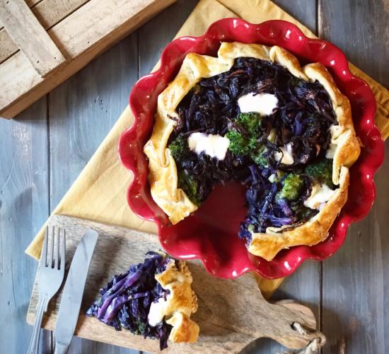 torta salata con cavolo cappuccio viola e broccoli