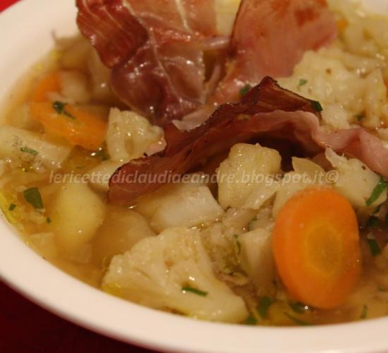 Zuppa di cavolfiore e patate con speck croccante