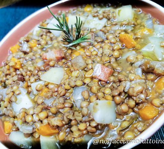 Zuppa di lenticchie e patate cotta nel coccio