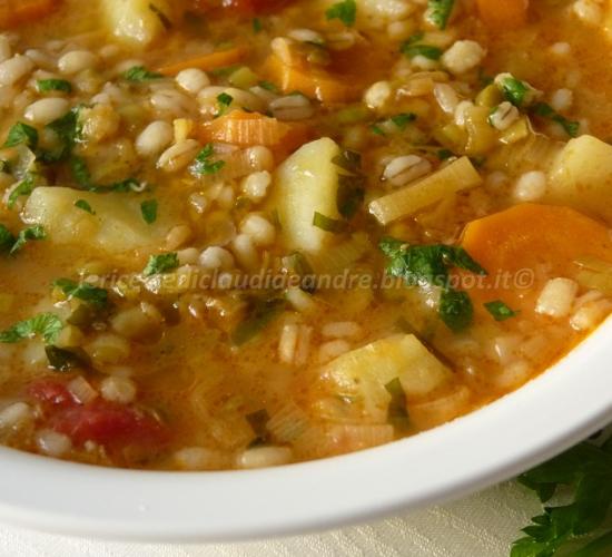 Zuppa di orzo, lenticchie e piselli con patate, porri e carote