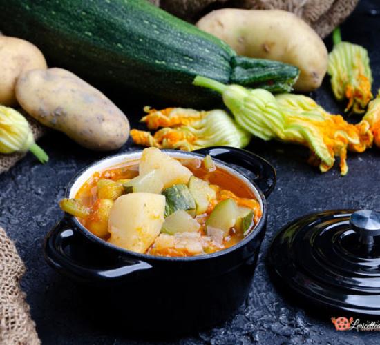 Zuppa estiva con zucchine patate e fiori di zucca